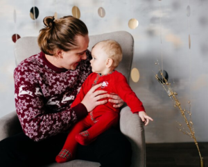 happy-smiling-family-studio-background-christmas-tree-with-gift_1328-2028