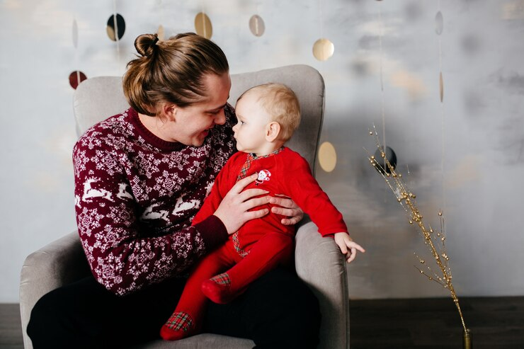 happy-smiling-family-studio-background-christmas-tree-with-gift_1328-2028